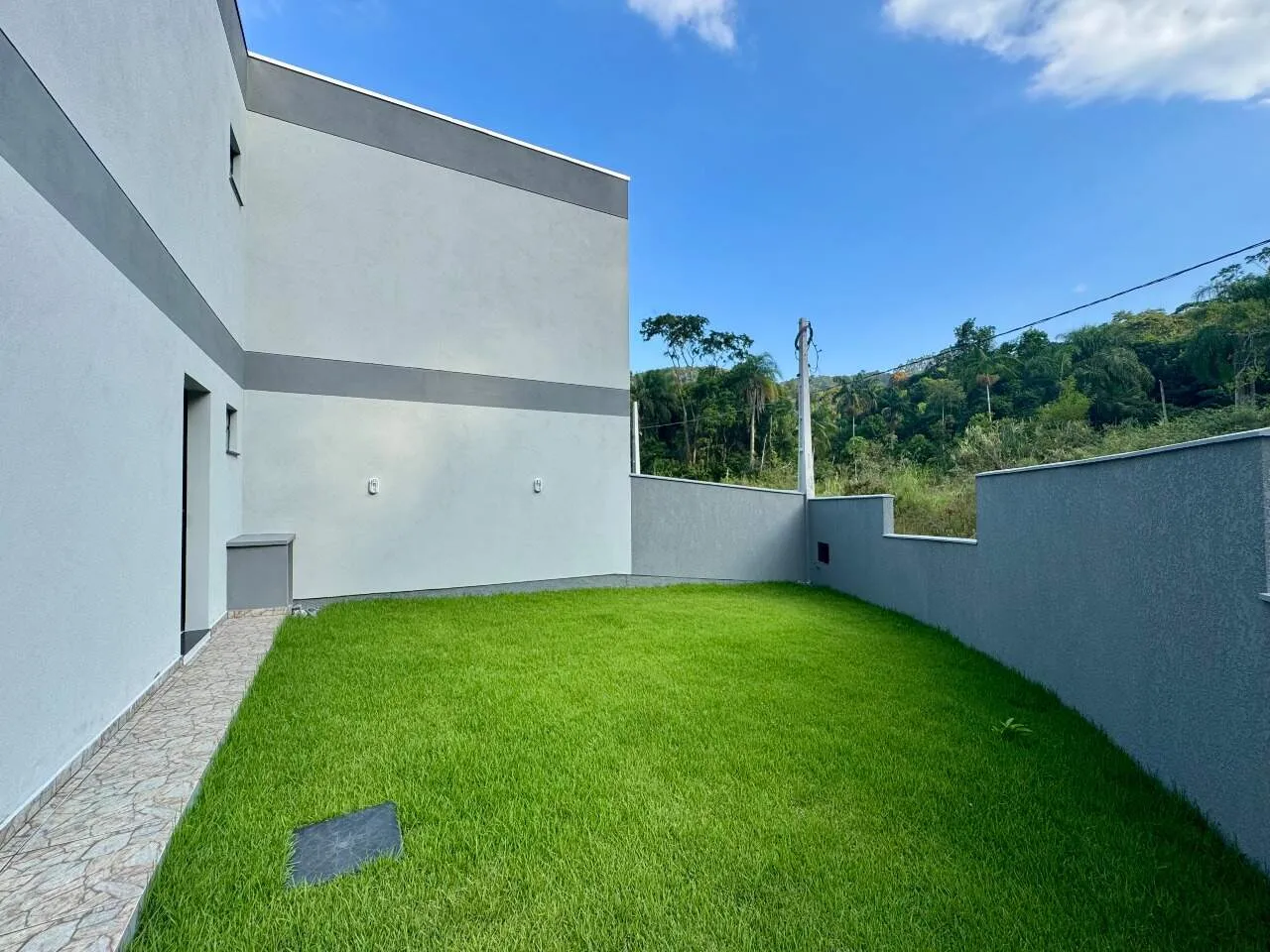 Sobrado de esquina com amplo espaço de terreno e 2 suítes na Velha Central — foto 5