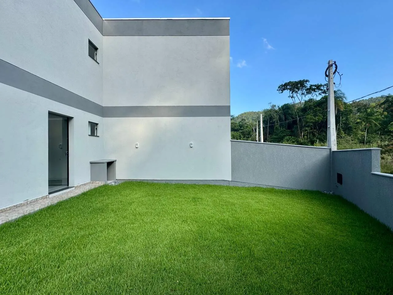 Sobrado de esquina com amplo espaço de terreno e 2 suítes na Velha Central — foto 6