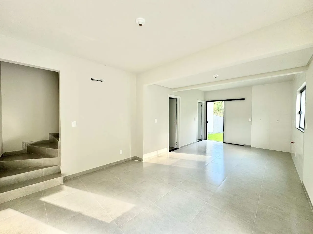 Sobrado de esquina com amplo espaço de terreno e 2 suítes na Velha Central — foto 7