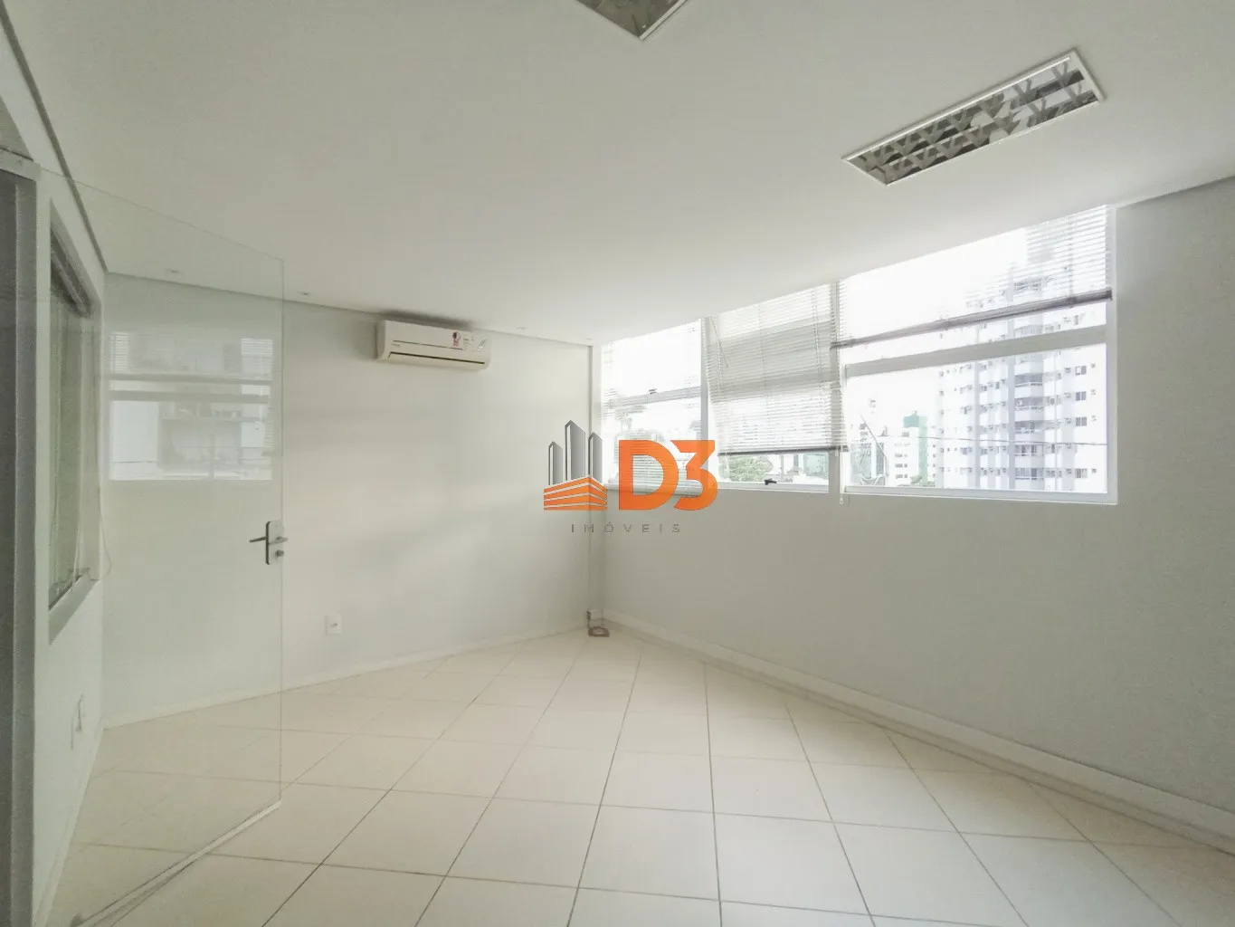 Sala comercial em avenida privilegiada na Victor Konder — foto 2