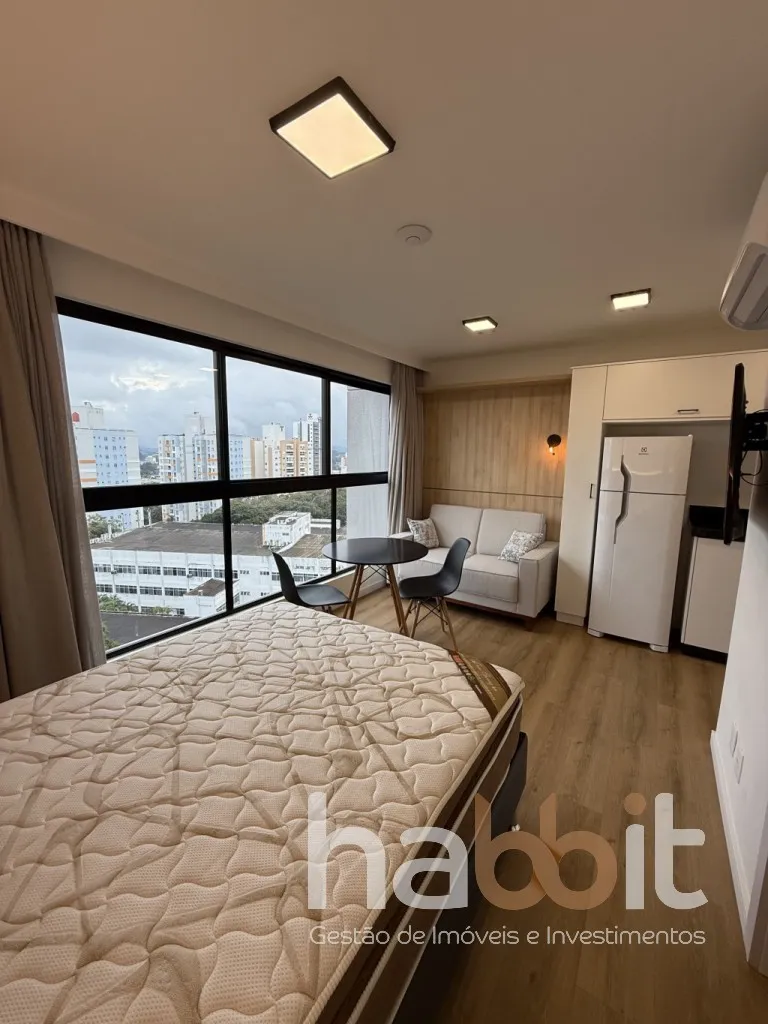 Loft novo com vaga de garagem em andar alto (17 andar) mobiliado e decorado, pronto para você se mudar ou investir com alta rentabilidade e aproveitar o melhor da região de Blumenau, no edifício mais moderno e conectado. - foto 1