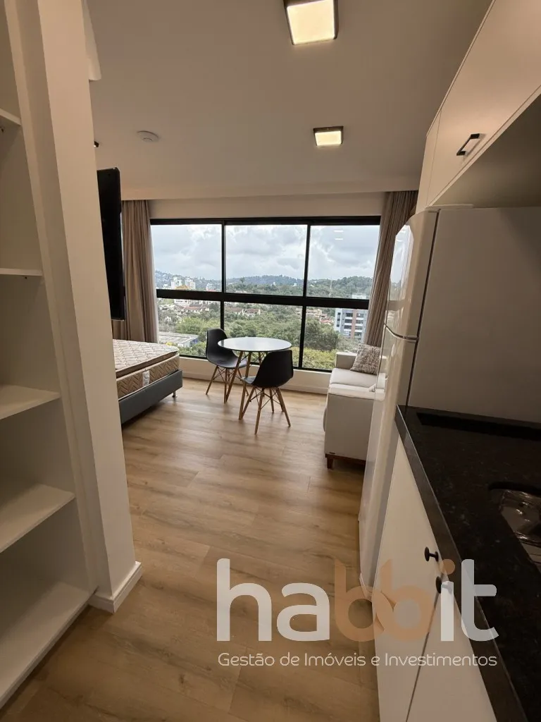 Loft novo com vaga de garagem em andar alto (17 andar) mobiliado e decorado, pronto para você se mudar ou investir com alta rentabilidade e aproveitar o melhor da região de Blumenau, no edifício mais moderno e conectado. — foto 2