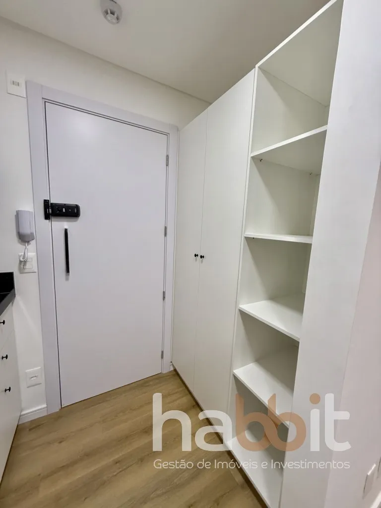 Loft novo com vaga de garagem em andar alto (17 andar) mobiliado e decorado, pronto para você se mudar ou investir com alta rentabilidade e aproveitar o melhor da região de Blumenau, no edifício mais moderno e conectado. — foto 3