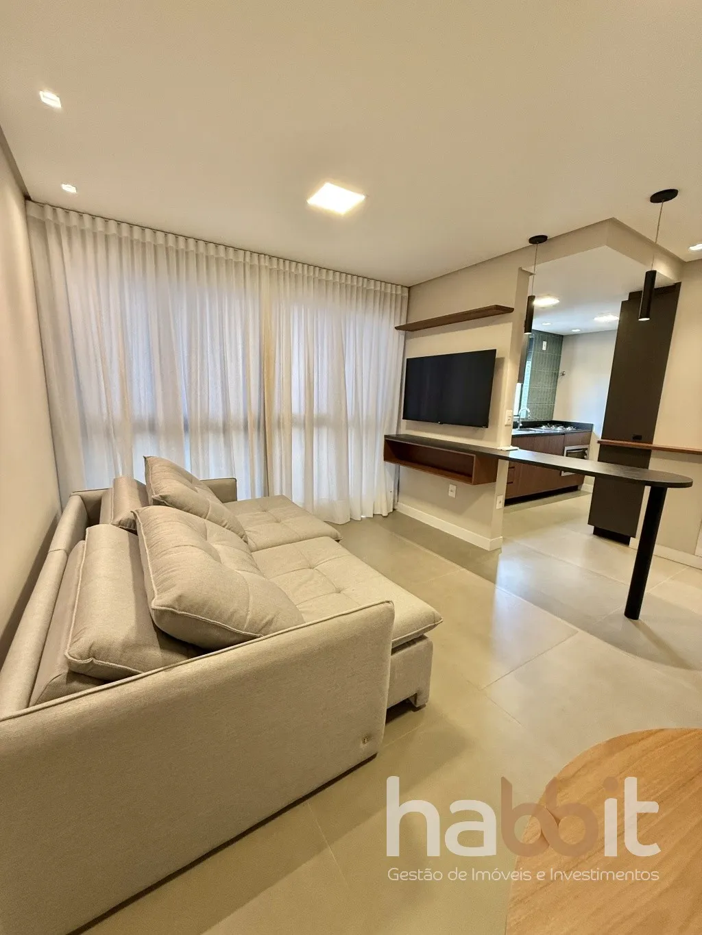 Apartamento novo, mobiliado e decorado com 2 quartos, sendo 1 suíte, na melhor região da Vila Germânica - foto 1