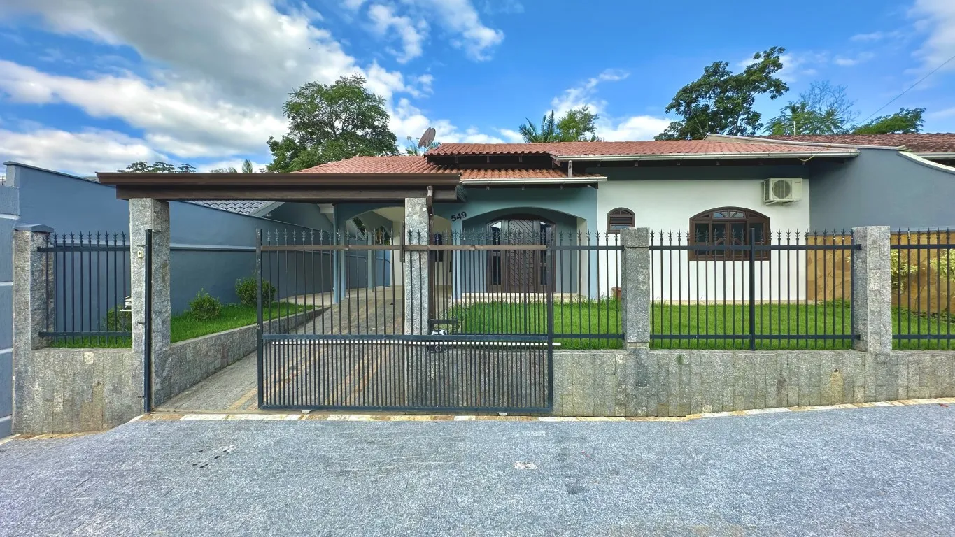 Excelente casa térrea na Agua Verde com 03 Dormitórios. - foto 1