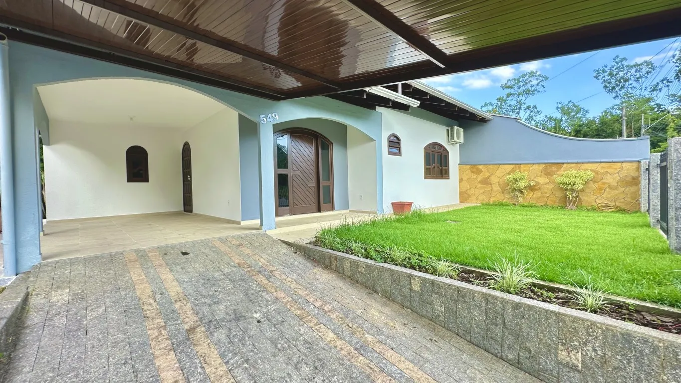 Excelente casa térrea na Agua Verde com 03 Dormitórios. — foto 2