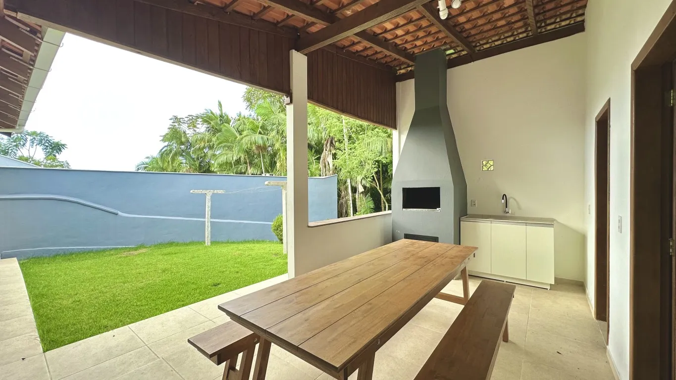 Excelente casa térrea na Agua Verde com 03 Dormitórios. — foto 3