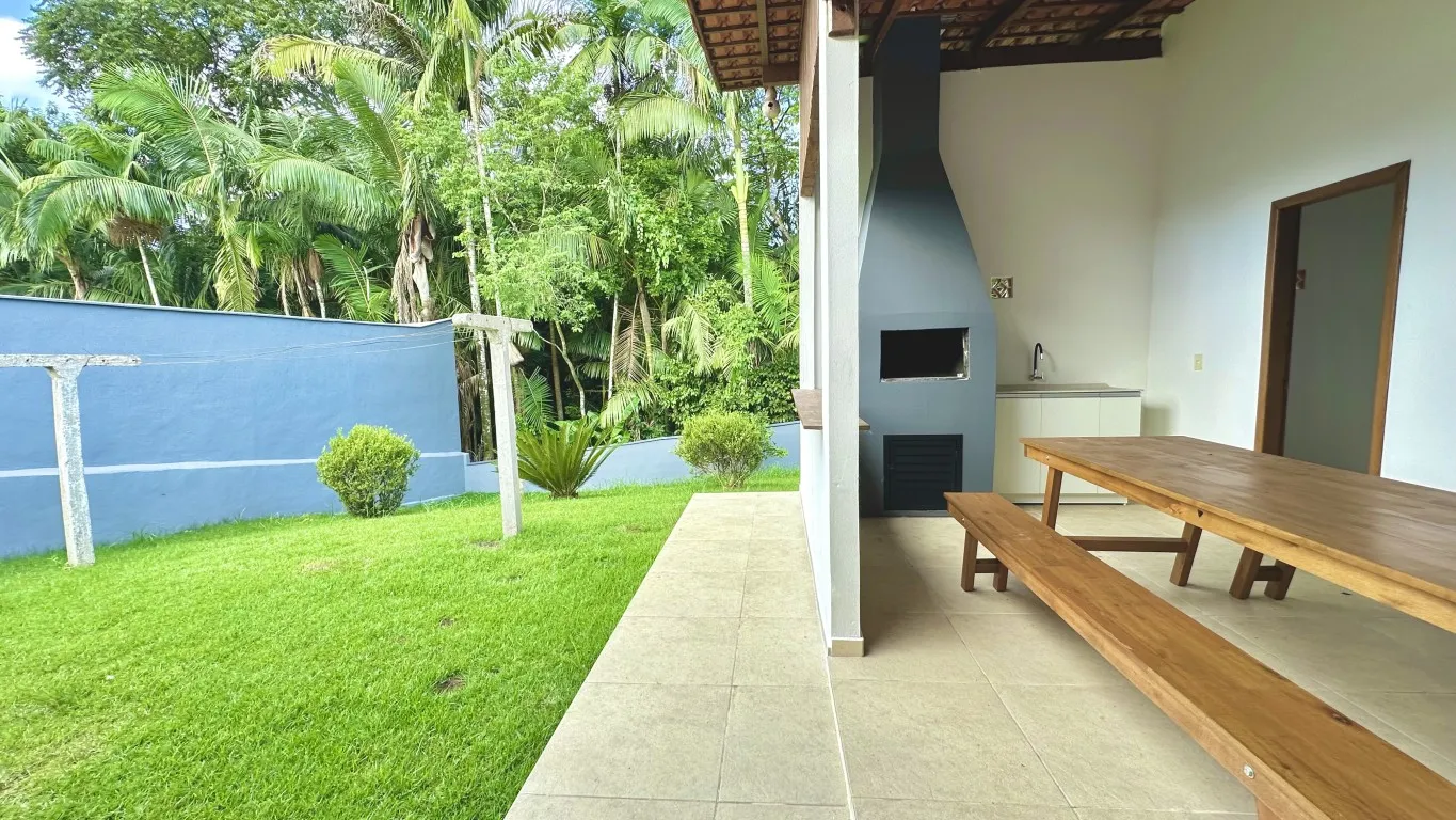 Excelente casa térrea na Agua Verde com 03 Dormitórios. — foto 4