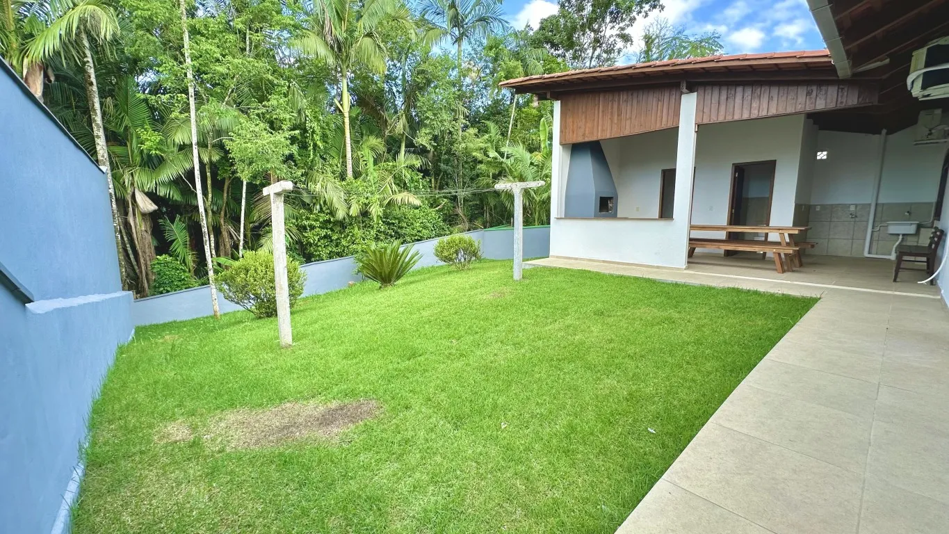 Excelente casa térrea na Agua Verde com 03 Dormitórios. — foto 5