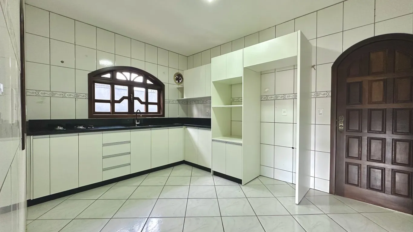 Excelente casa térrea na Agua Verde com 03 Dormitórios. — foto 7