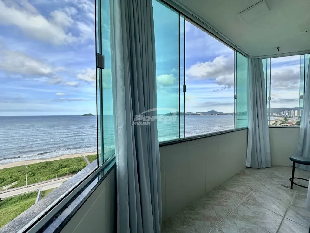 Apartamento frente mar na modalidade porteira fechada no centro de Balneário Piçarras. — foto 2