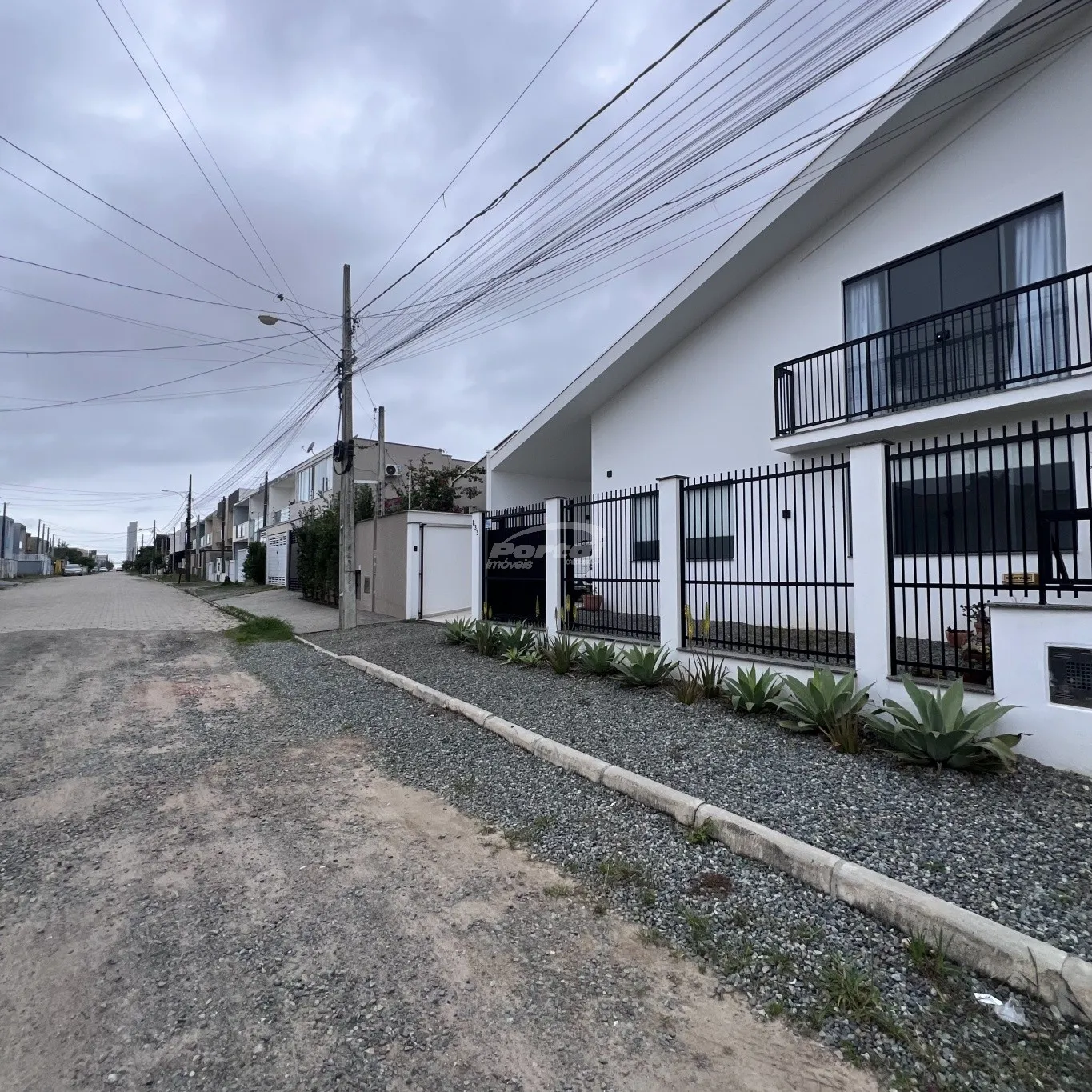 Casa com 2 suítes, estilo americano e amplo terreno com potencial de renda a 10 minutos da praia. - foto 1