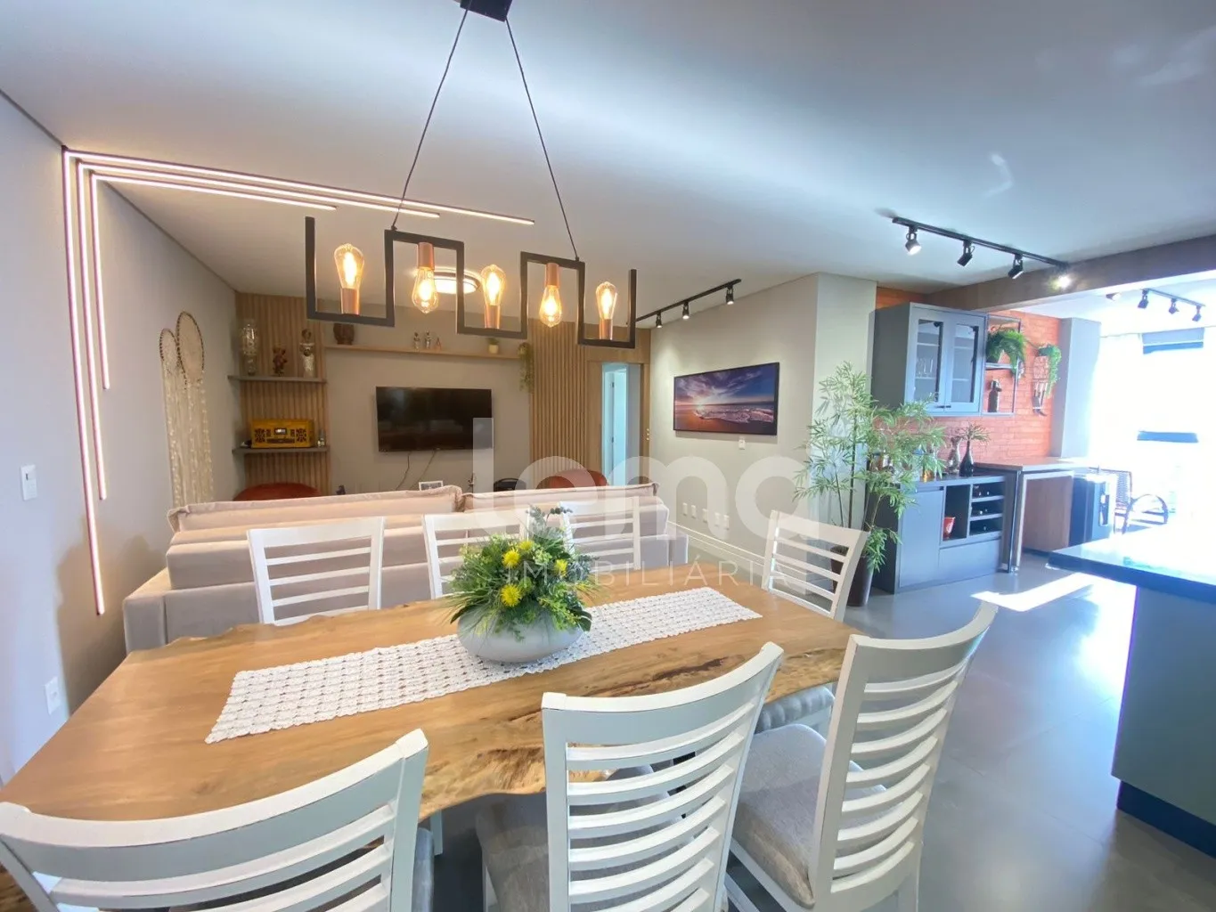 Apartamento mobiliado e equipado com 3 suítes, próximo ao mar em Meia Praia -Itapema. - foto 1