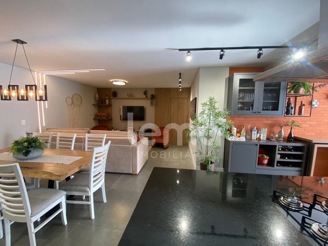 Apartamento mobiliado e equipado com 3 suítes, próximo ao mar em Meia Praia -Itapema. — foto 2