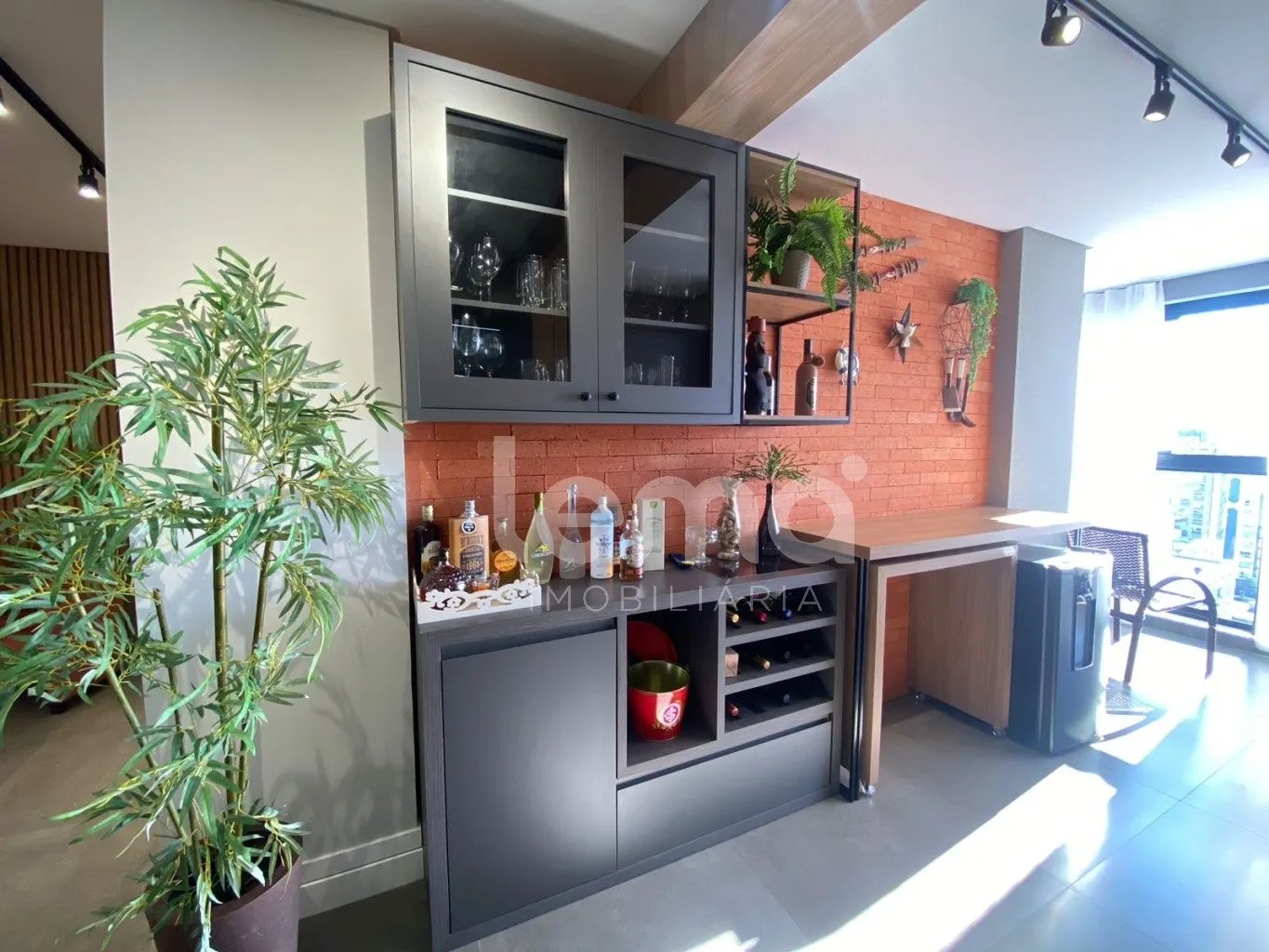 Apartamento mobiliado e equipado com 3 suítes, próximo ao mar em Meia Praia -Itapema. — foto 3