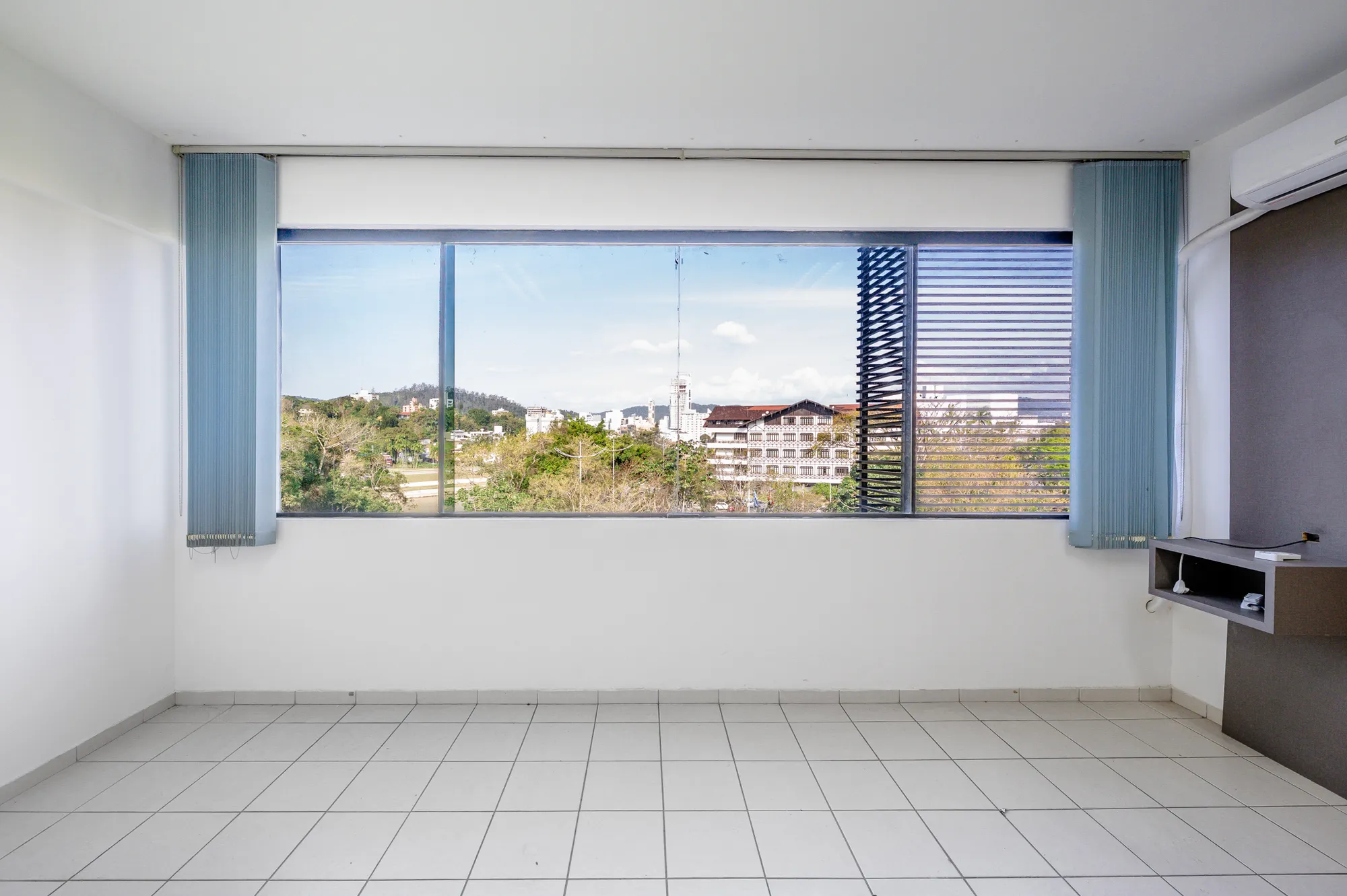 SALA COMERCIAL COM ALUGUEL BACANA E VISTA PARA O VERDE, COLADINHA AO CENTRO. - foto 1