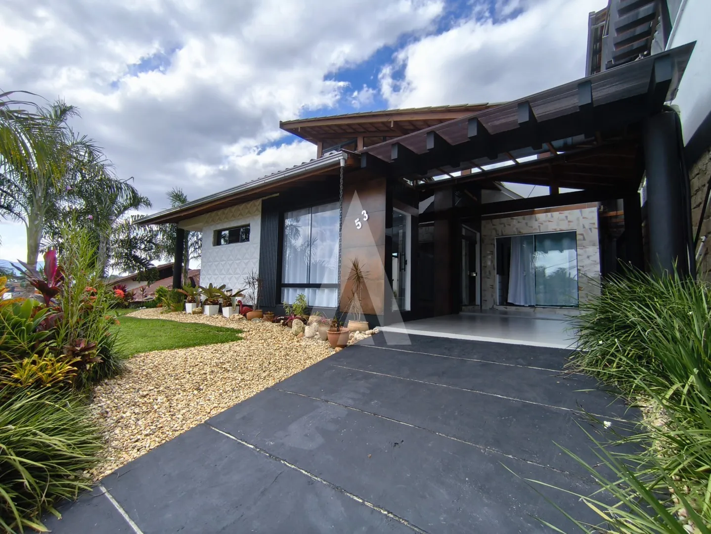 CASA NO ITAUM COM 03 QUARTOS SENDO 02 SUÍTES — foto 2