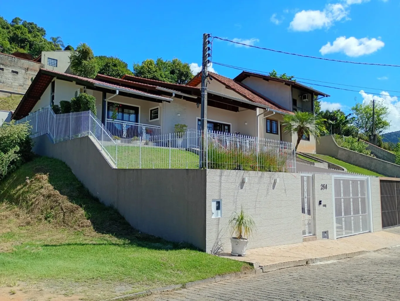 Linda casa para venda com 04 dormitórios sendo 01 suíte no bairro Garcia em Blumenau, SC - foto 1