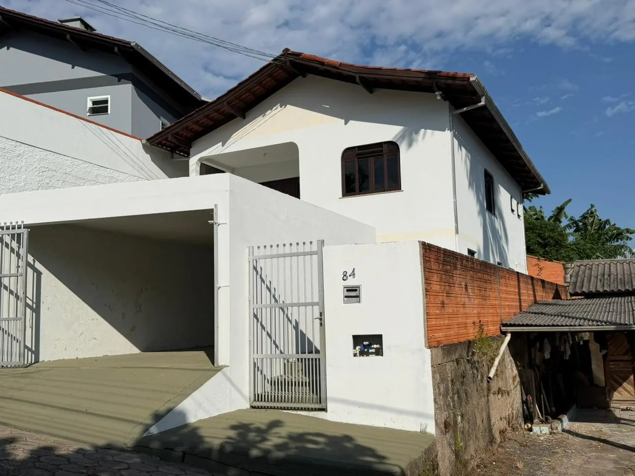 Casa em alvenaria, com 2 pisos, recentemente pintada, no bairro Tribess. - foto 1