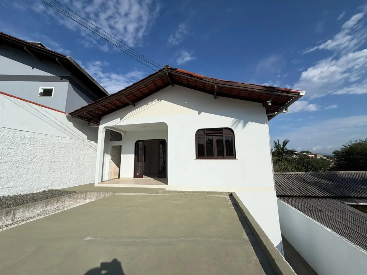 Casa em alvenaria, com 2 pisos, recentemente pintada, no bairro Tribess. — foto 2