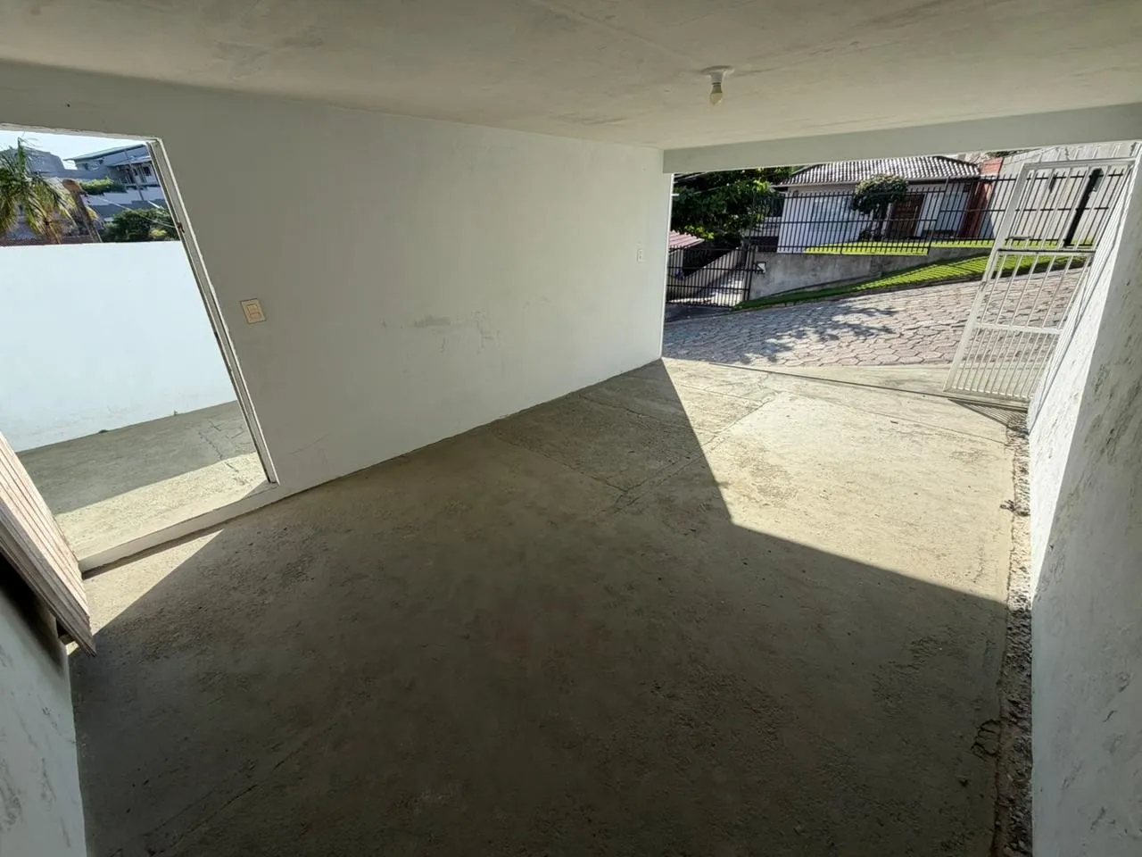 Casa em alvenaria, com 2 pisos, recentemente pintada, no bairro Tribess. — foto 3