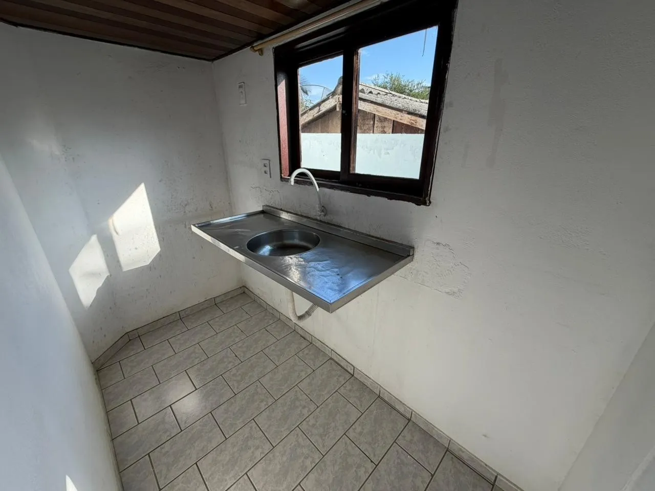 Casa em alvenaria, com 2 pisos, recentemente pintada, no bairro Tribess. — foto 4