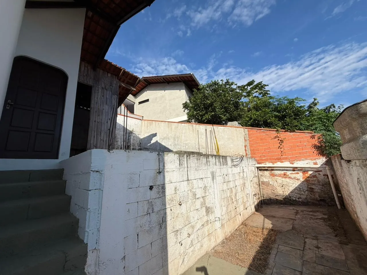 Casa em alvenaria, com 2 pisos, recentemente pintada, no bairro Tribess. — foto 5