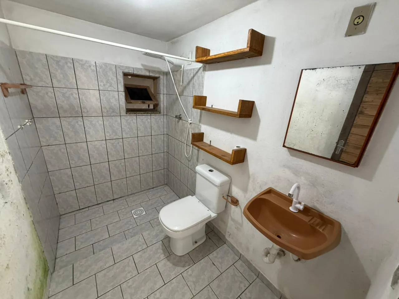 Casa em alvenaria, com 2 pisos, recentemente pintada, no bairro Tribess. — foto 6