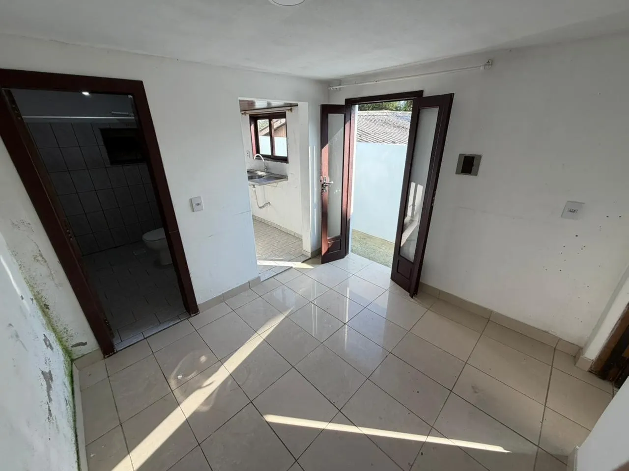 Casa em alvenaria, com 2 pisos, recentemente pintada, no bairro Tribess. — foto 7