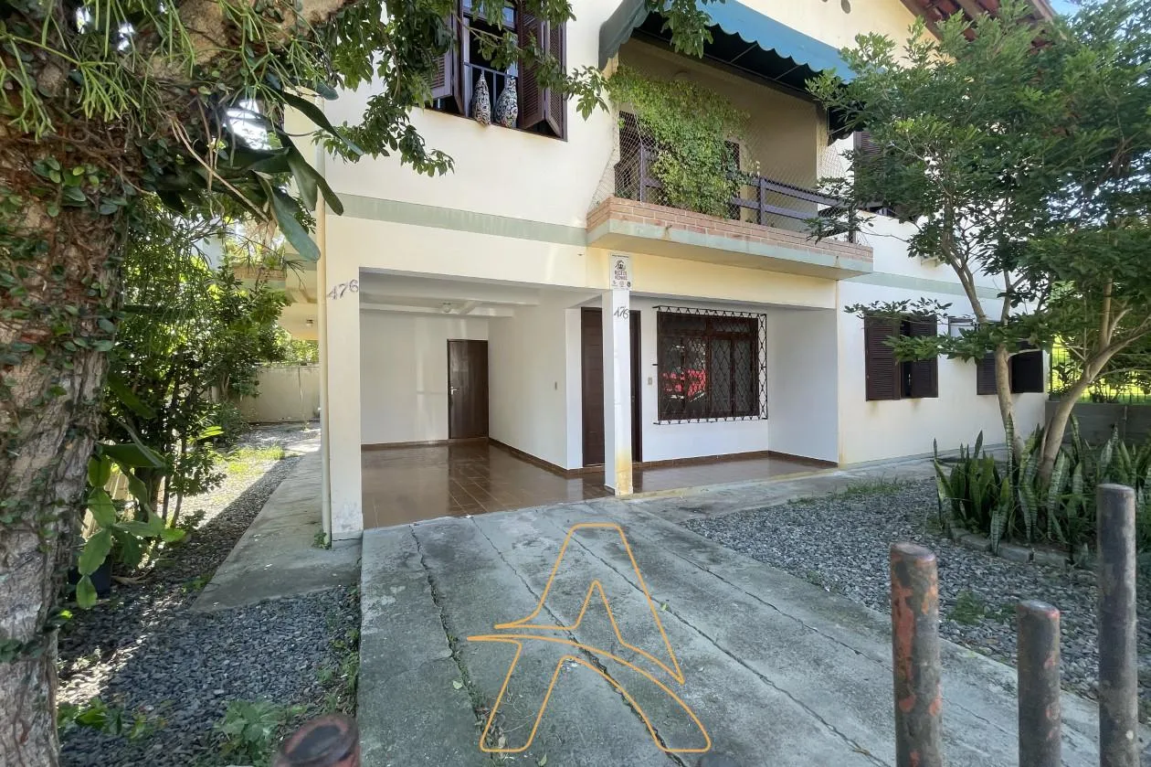 Parte Inferior de Casa com 3 Dormitórios no Bairro Água Verde - foto 1