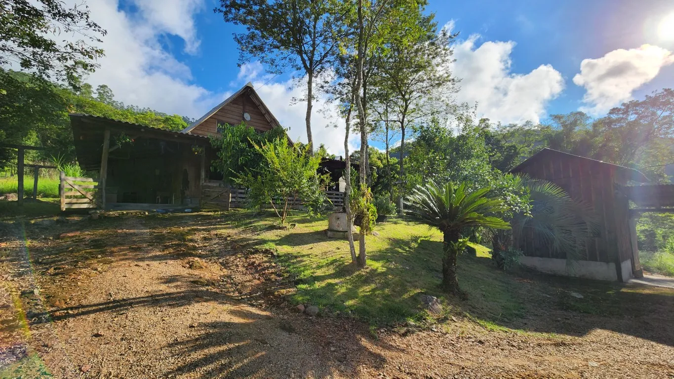 Chácara à Venda em Ascurra com Cachoeira e Amplo Terreno - foto 1