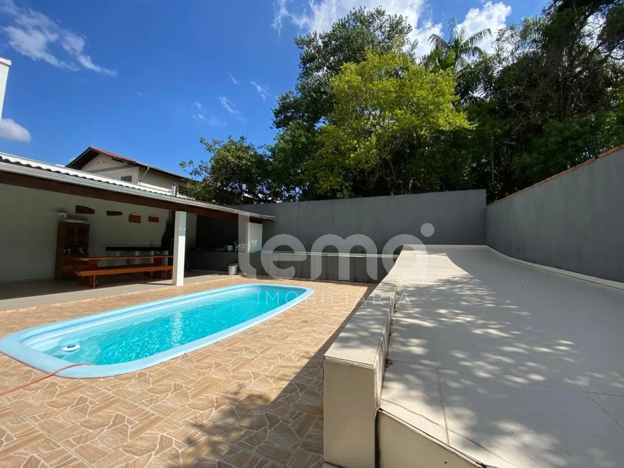 Casa térrea com 4 dormitórios, área de festas com piscina no bairro Água Verde em Blumenau. - foto 1
