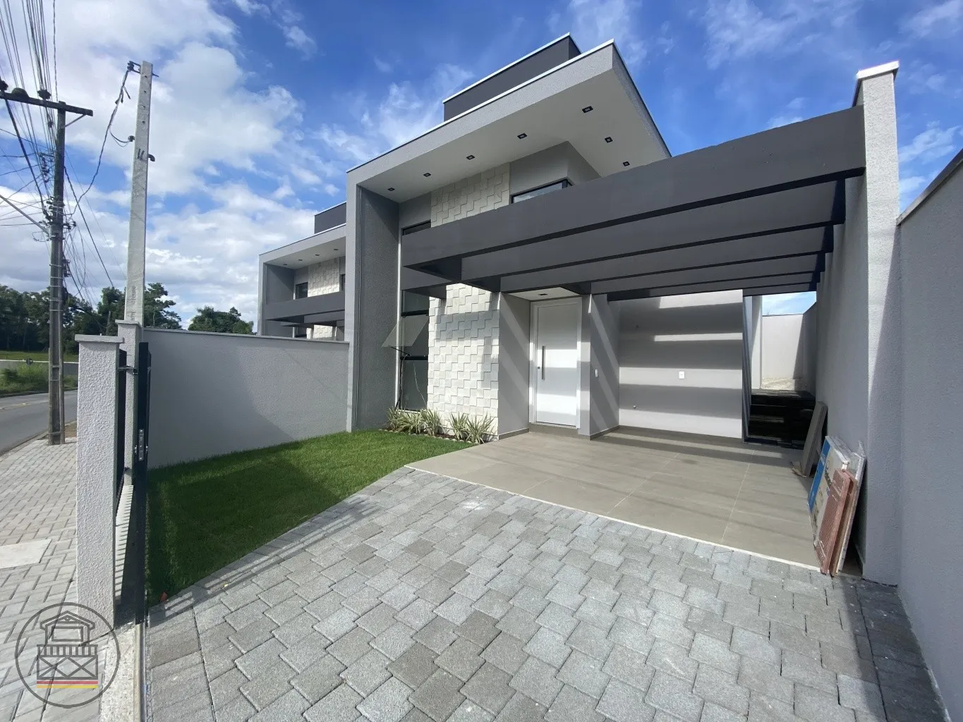 Casa plana diferenciada com pé direito duplo - foto 1