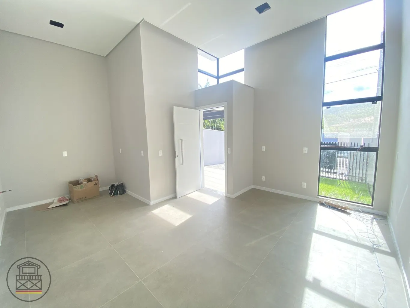 Casa plana diferenciada com pé direito duplo — foto 3