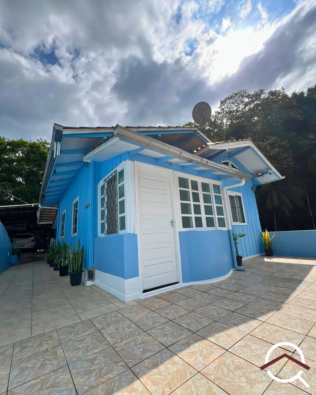 Casa com 3 moradias com móveis planejados - foto 1