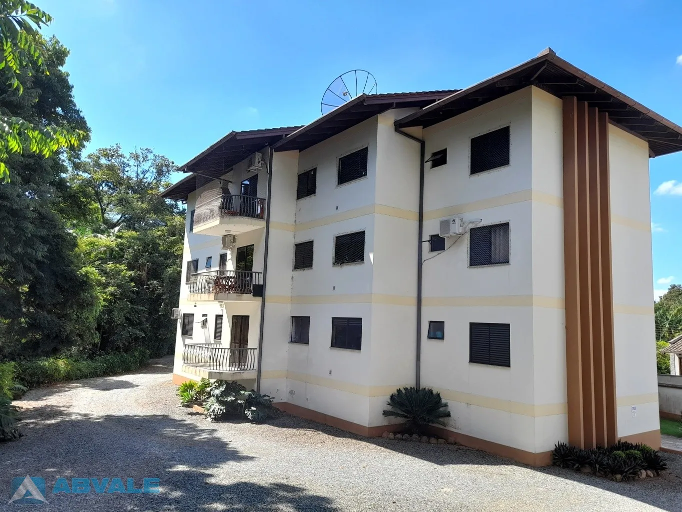 Apartamento Mobiliado para Locação na Velha, Blumenau: Unidade Exclusiva (1 por Andar) com 2 Dormitórios, 1 Vaga, Sol o Dia Todo e 80m Privativos em Rua Calma, Sem Saída e Cercada por Natureza no Final da Rua Wilhelm Budag, Próximo à Jorge Lacerda. Aproveite! - foto 1