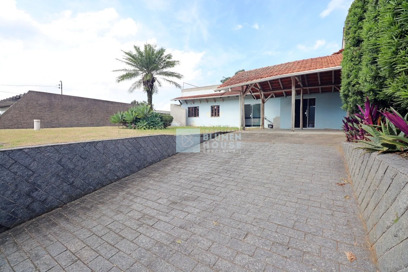 Casa térrea com amplo terreno no bairro Velha Central! - foto 1