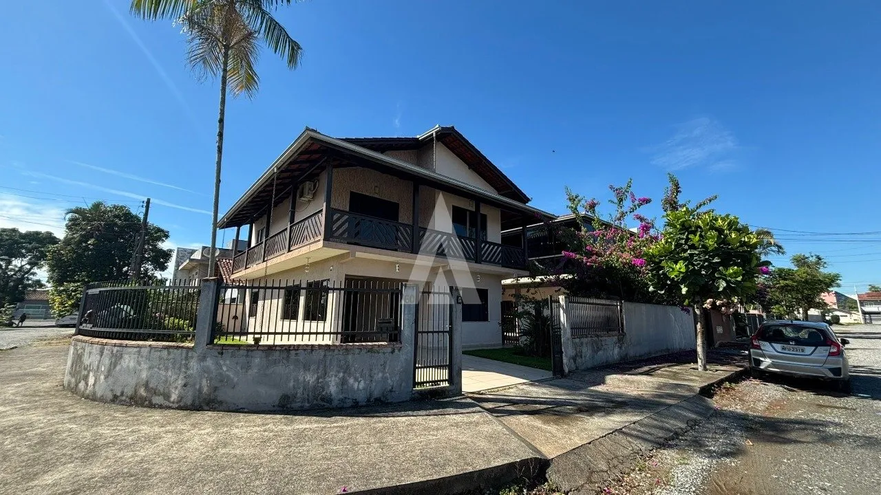 Sobrado com 1 suíte e 4 quartos à venda no bairro Jardim Iririú em Joinville-SC por R$980.000,00. - foto 1