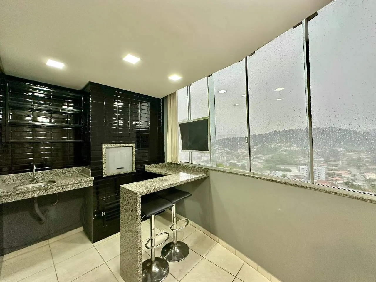 Apartamento Amplo com Vista e Lazer Completo no Bairro Água Verde - foto 1