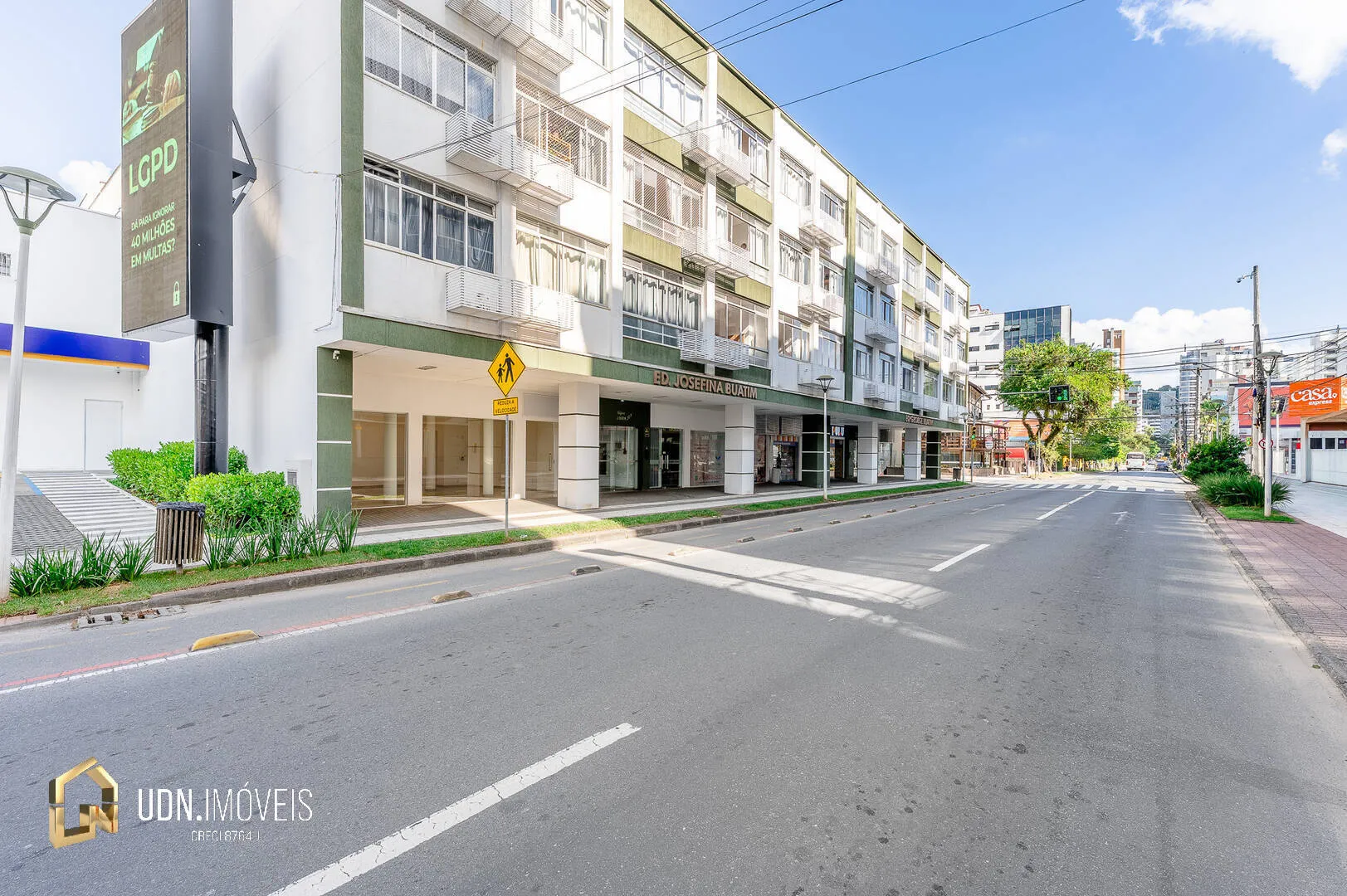Sala comercial térrea com vitrine | 70 m | Excelente visibilidade - foto 1