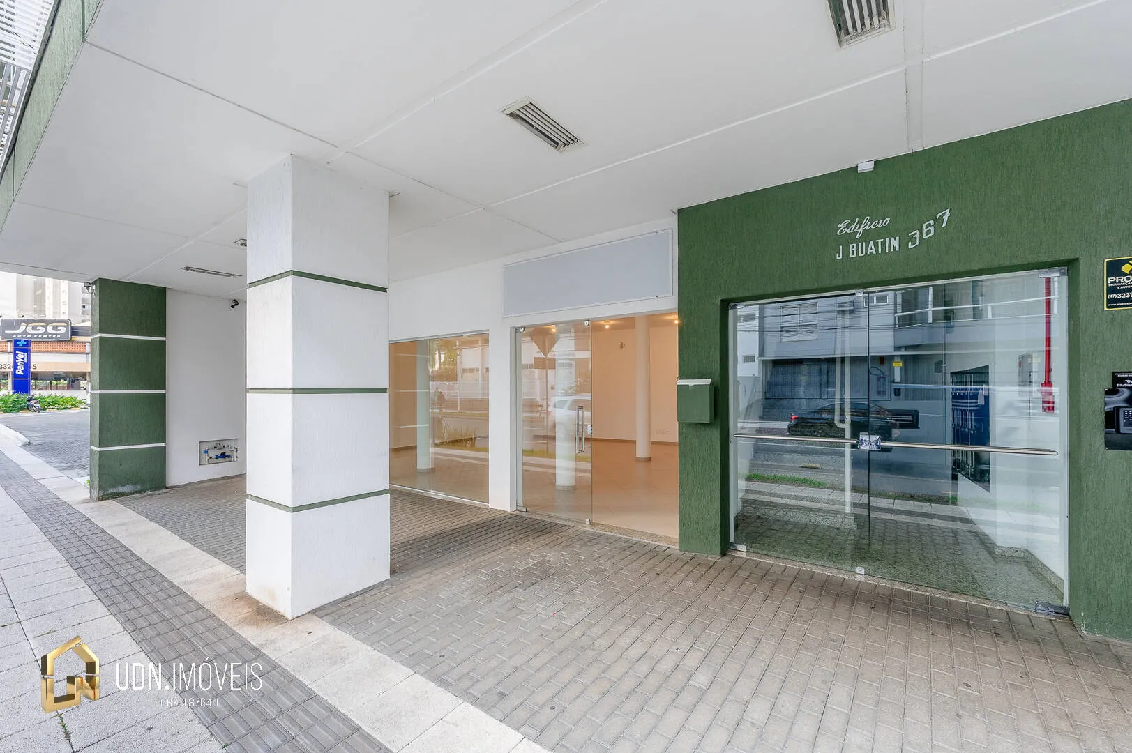 Sala comercial térrea com vitrine | 70 m | Excelente visibilidade — foto 2
