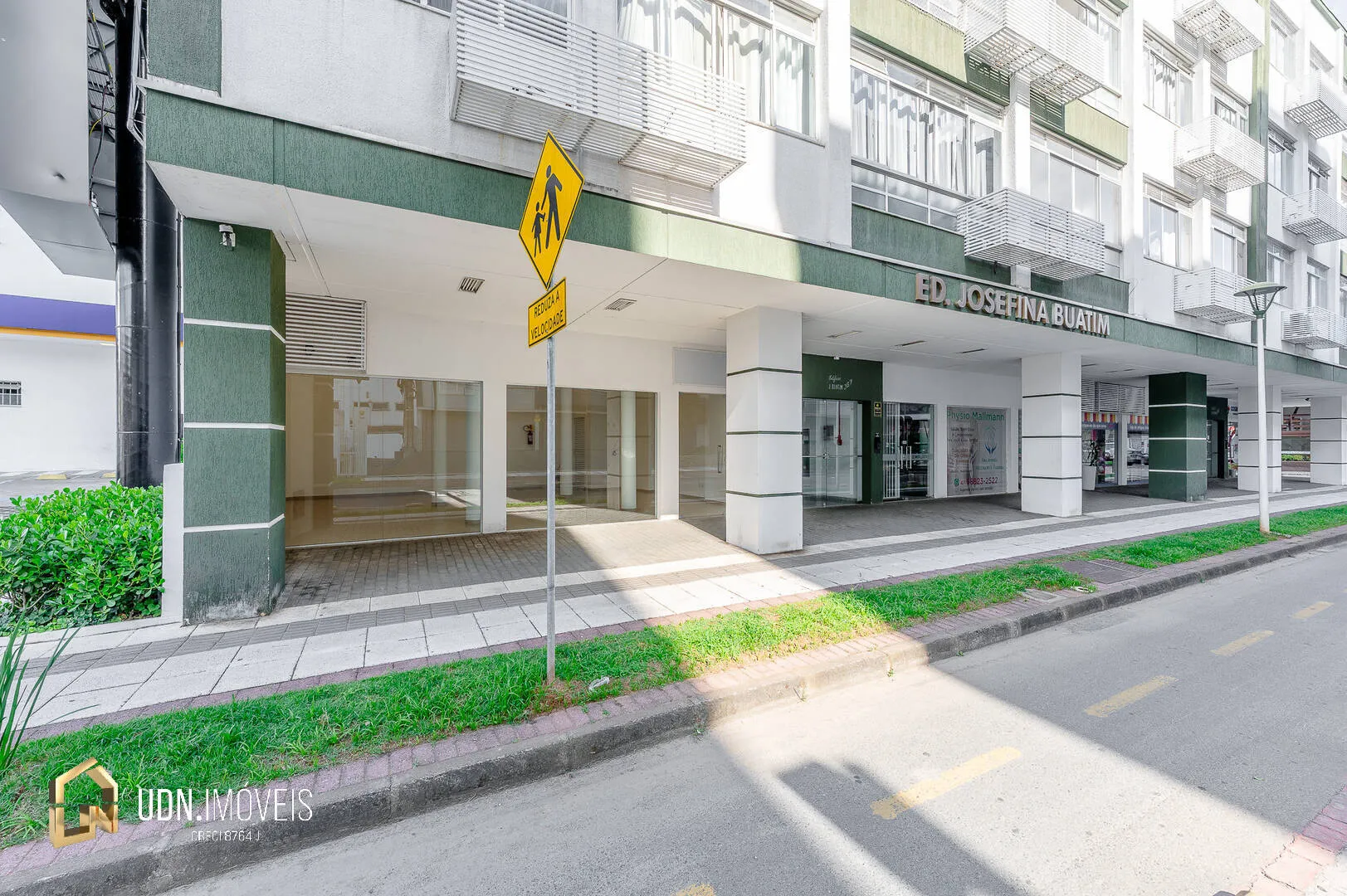 Sala comercial térrea com vitrine | 70 m | Excelente visibilidade — foto 3