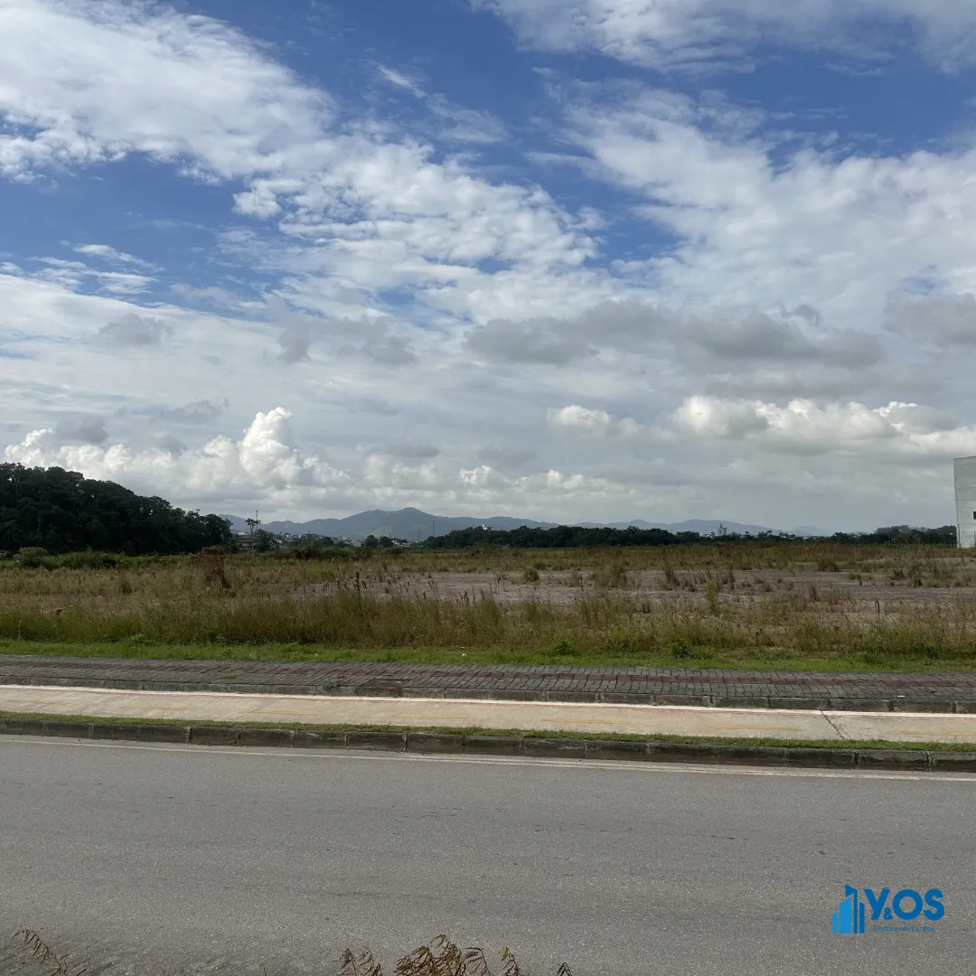 TERRENO COMERCIAL/INDUSTRIAL DE ESQUINA  LOCALIZAÇÃO ESTRATÉGICA - foto 1