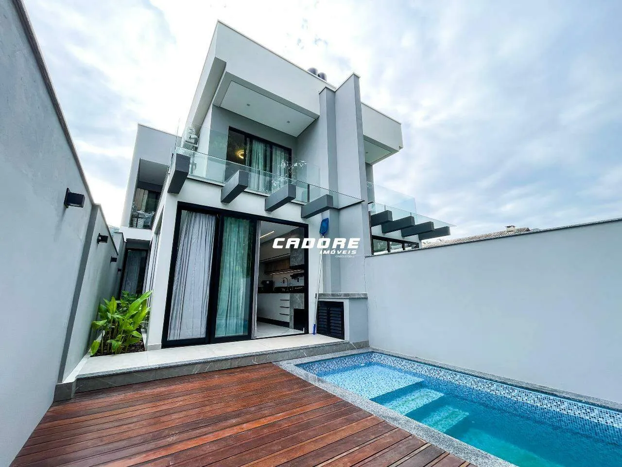 Sobrado com 3 suítes e piscina à venda no bairro Água Verde I Cadore Imóveis - foto 1