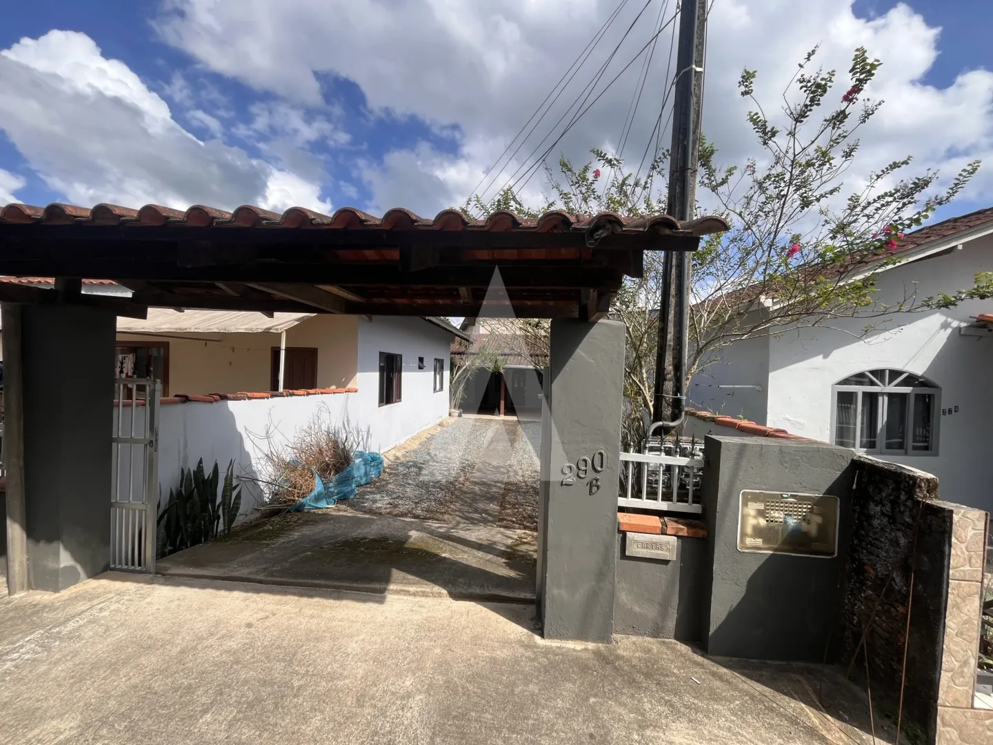 Casa para alugar com 5 quartos e 1 suíte, 2 vagas, 100m² no Santa Catarina, Joinville - foto 1