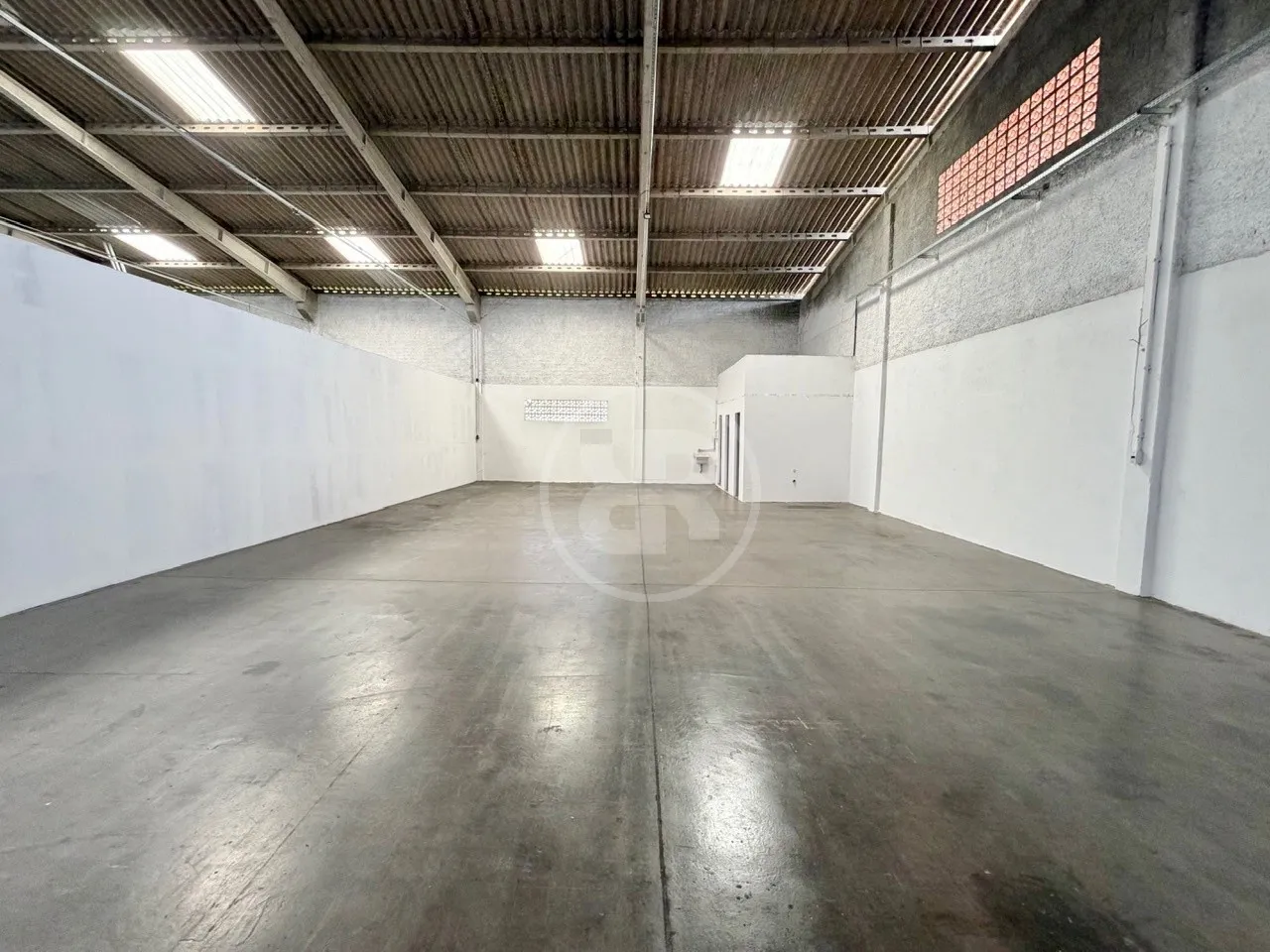 Galpão com 220m, para Alugar na Rua Bahia, bairro Passo Manso em Blumenau/SC. Ideal para Indústria ou Logística - foto 1