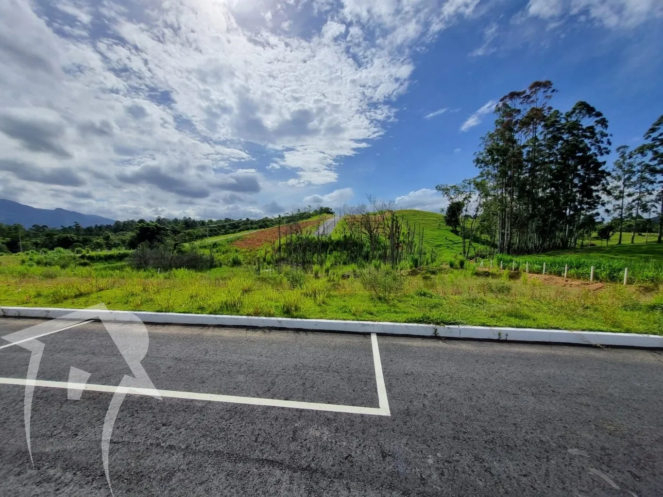 Terreno de 458m com 15,30m de frente ideal para duas casas ou investimento em Indaial - foto 1