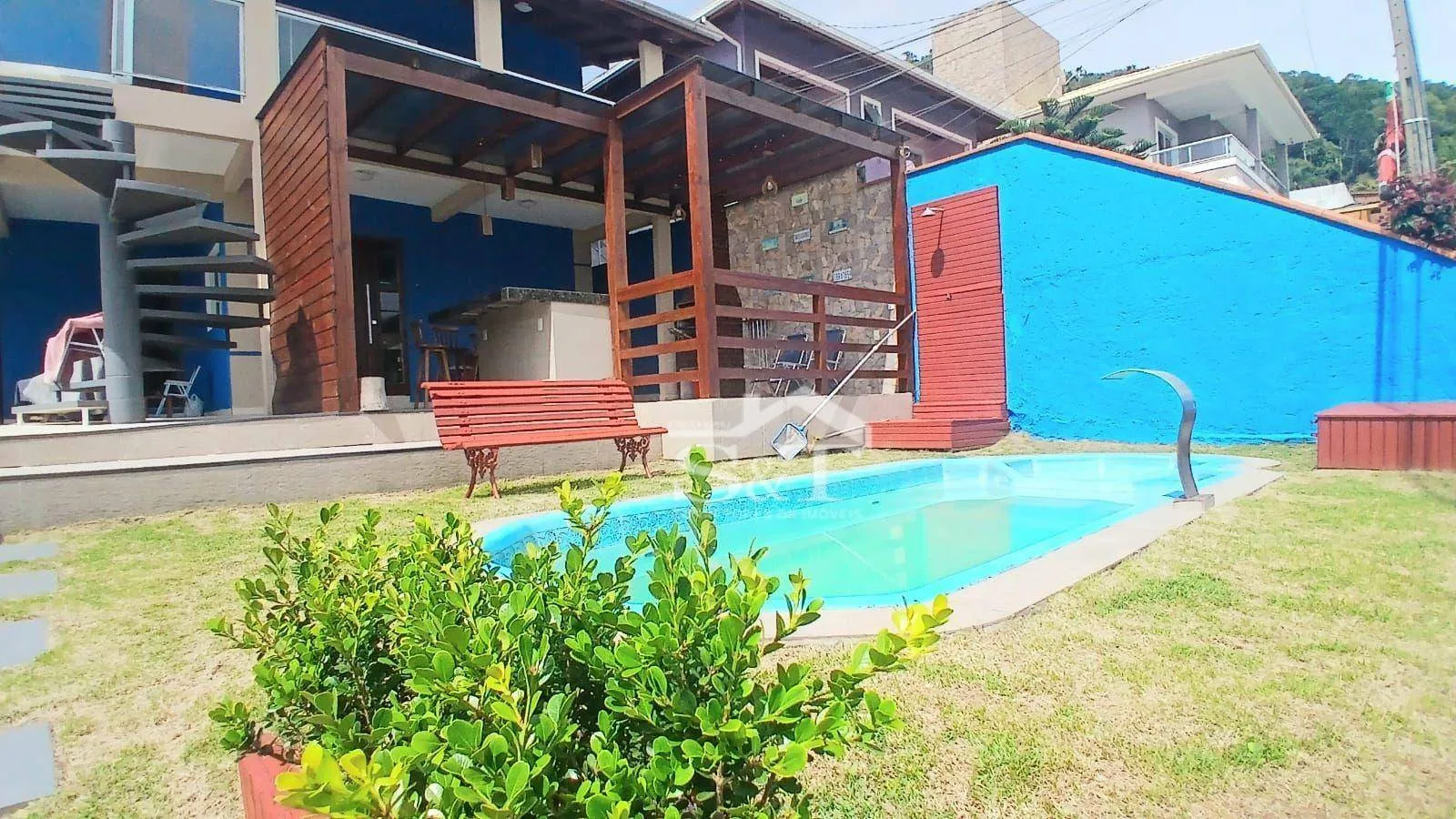 Bela Casa com Piscina Semi-mobiliada no Ingleses à Venda com 5 dormitórios sendo 2 suítes e mais 4 banheiros sociais. — foto 2