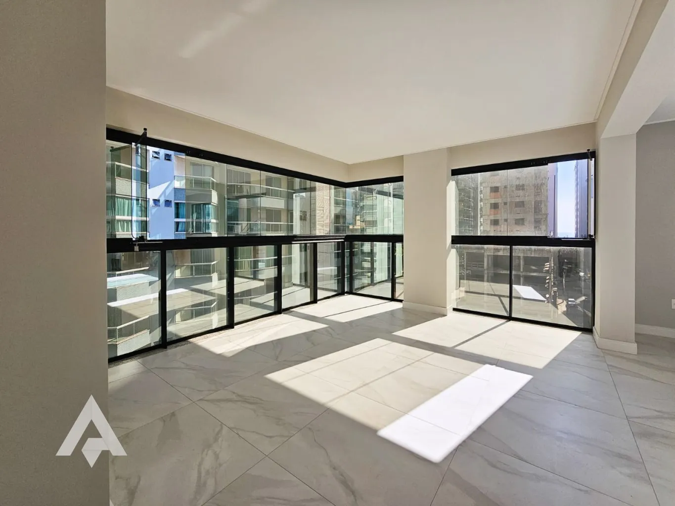 Apartamento quadra mar com 3 suítes à venda por R$ 1.980.000,00 - Bairro Meia Praia - Itapema/SC — foto 2