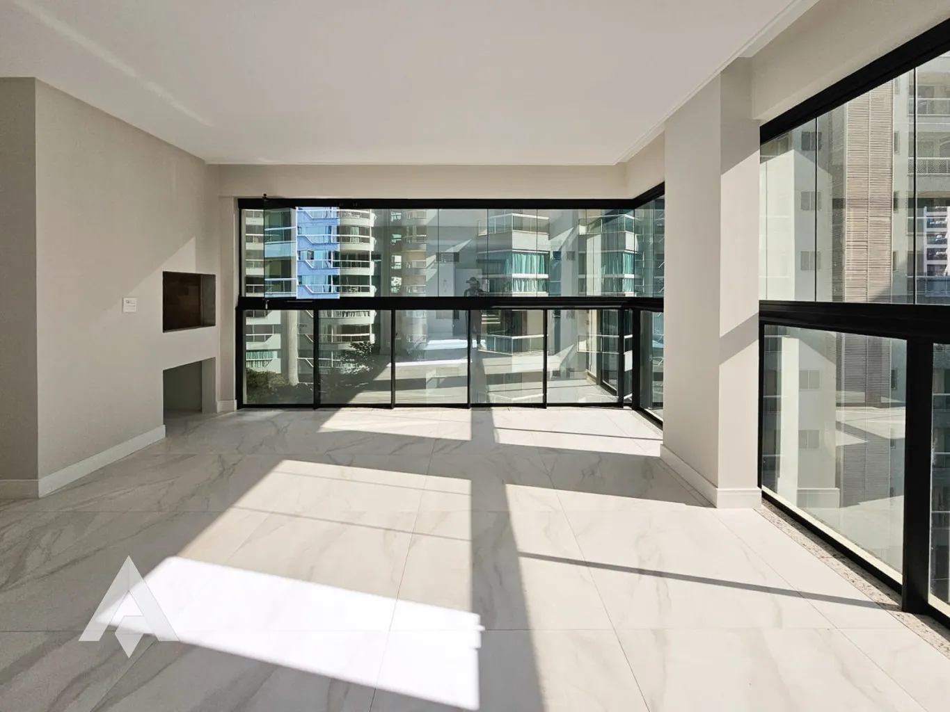 Apartamento quadra mar com 3 suítes à venda por R$ 1.980.000,00 - Bairro Meia Praia - Itapema/SC — foto 3